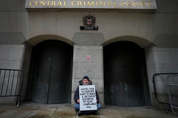 Un manifestante sostiene una pancarta