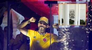 Abelardo de la Espriella y su fórmula vicepresidencial posaron con la camiseta de la selección Colombia en el día de las elecciones presidenciales - crédito Reuters y FCF