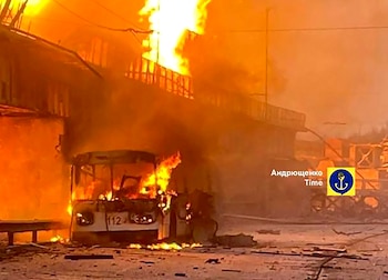 Un trolebús y una estación