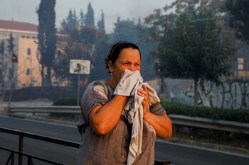 Una mujer se cubre la