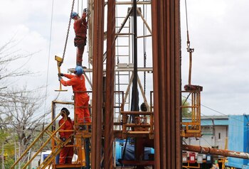 FOTO DE ARCHIVO: Trabajadores en una instalación de la empresa petroquímica Braskem en Maceió, Brasil, el 30 de enero de 2020. Foto tomada el 30 de enero de 2020. REUTERS/Amanda Perobelli