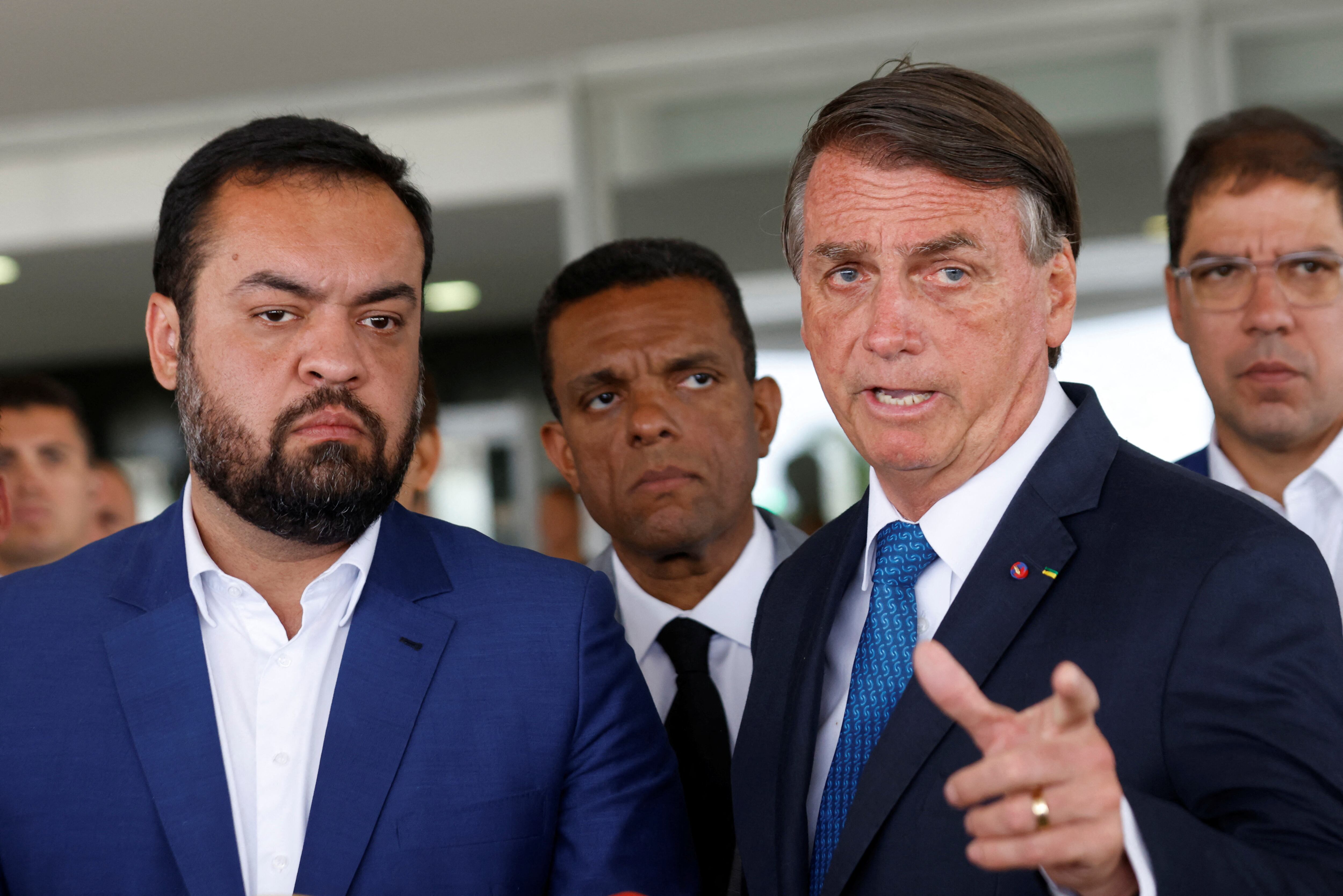 Imagen de archivo del gobernador del estado de Río de Janeiro, Claudio Castro, junto a Jair Bolsonaro en el Palacio del Planalto el 4 de octubre de 2022 (REUTERS/Adriano Machado)
