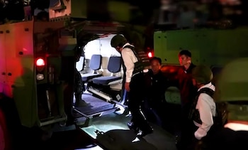 Lai subiendo a un vehículo blindado y siendo trasladado de noche por las calles de Taipéi. (Captura de pantalla/Reuters)