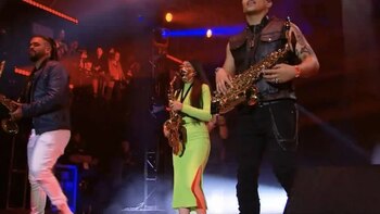 La saxofonista compartió el escenario