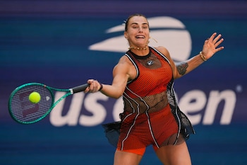 La bielorrusa Aryna Sabalenka devuelve una pelota durante un encuentro de dobles mixtos en el US Open, el martes 25 de agosto de 2026 (AP Foto/Yuki Iwamura)