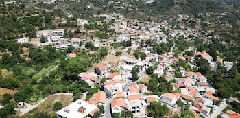 Agros se despliega en forma de anfiteatro dentro de un cráter extinto en la cordillera de Troodos