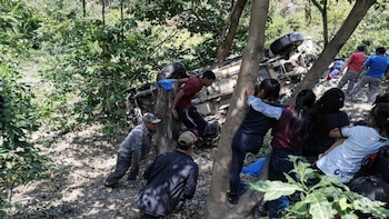 Guatemala: Un picop con 17 personas cae a un barranco de 70 metros en San Miguel Ixtahuacán