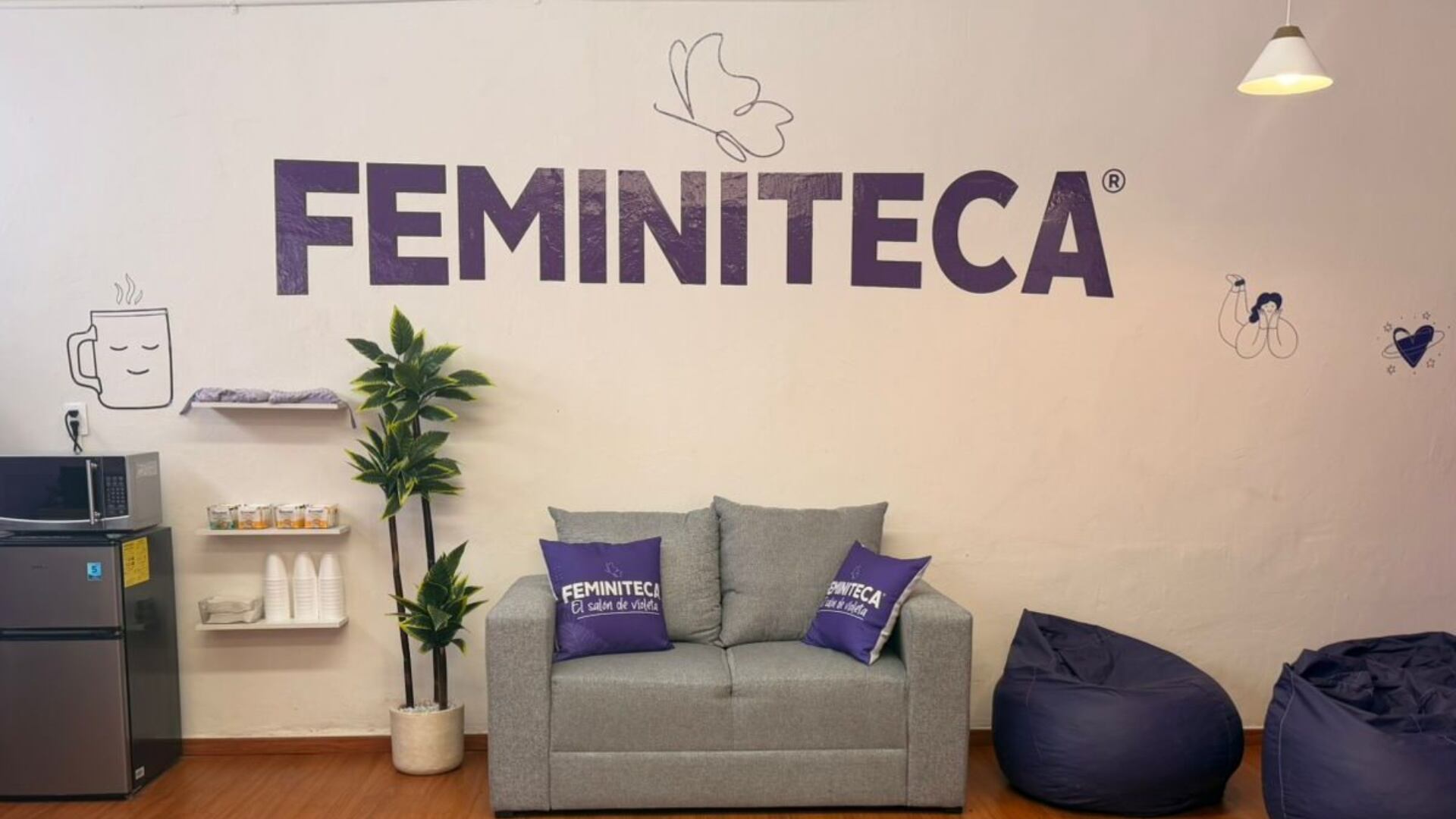 El interior de Feminiteca, un centro de apoyo y empoderamiento para mujeres, ofrece un ambiente acogedor y seguro para estudiantes de secundaria ((Instagram/@sectrabajo_jalisco))