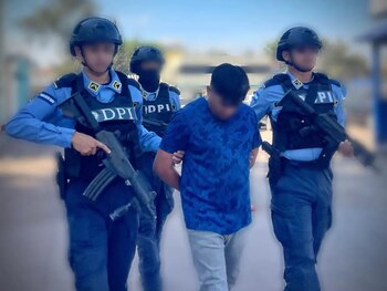 La police a saisi un pistolet de 9 millimètres abandonné par un autre suspect, une arme qui sera analysée pour la relier au crime et à d'autres événements violents survenus à Tegucigalpa. (Photo : Réseaux sociaux)