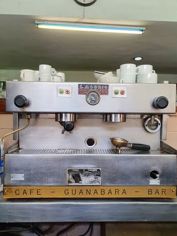 Una máquina de café con