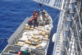 Imagen ilustrativa de un barco con cocaína, interceptado en el Océano Paífico. Se dirigía a Estados Unidos (Foto: AFP)