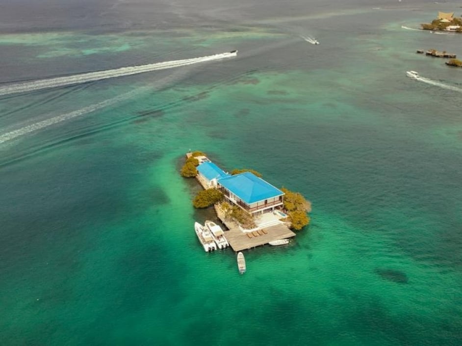 Isla Fiesta, baldío insular en las Islas del Rosario, permanece en disputa entre la Agencia Nacional de Tierras y el empresario Andrés Jorge Lisocki Fryde tras fallo judicial que ordena su restitución - crédito ANT