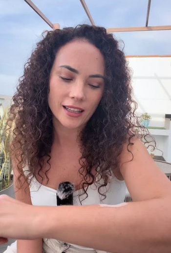 Connie Chaparro começou a chorar quando disse que o melanoma foi encontrado localmente. Foto: IG.