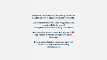 Un texto centrado de color azul sobre un fondo claro explica la suspensión de un concierto debido a una tormenta en Paraguay