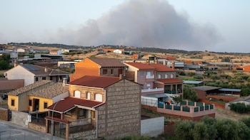 Incendio con afección en Villa del Prado evoluciona favorablemente aunque condiciones meteorológicas no son favorables
