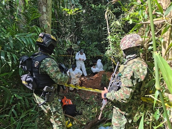 Autoridades realizaron la exhumación en una zona rural de Cartagena del Chairá, donde fueron encontrados restos óseos que serán sometidos a estudios forenses. - crédito @GaulaMilitares/X