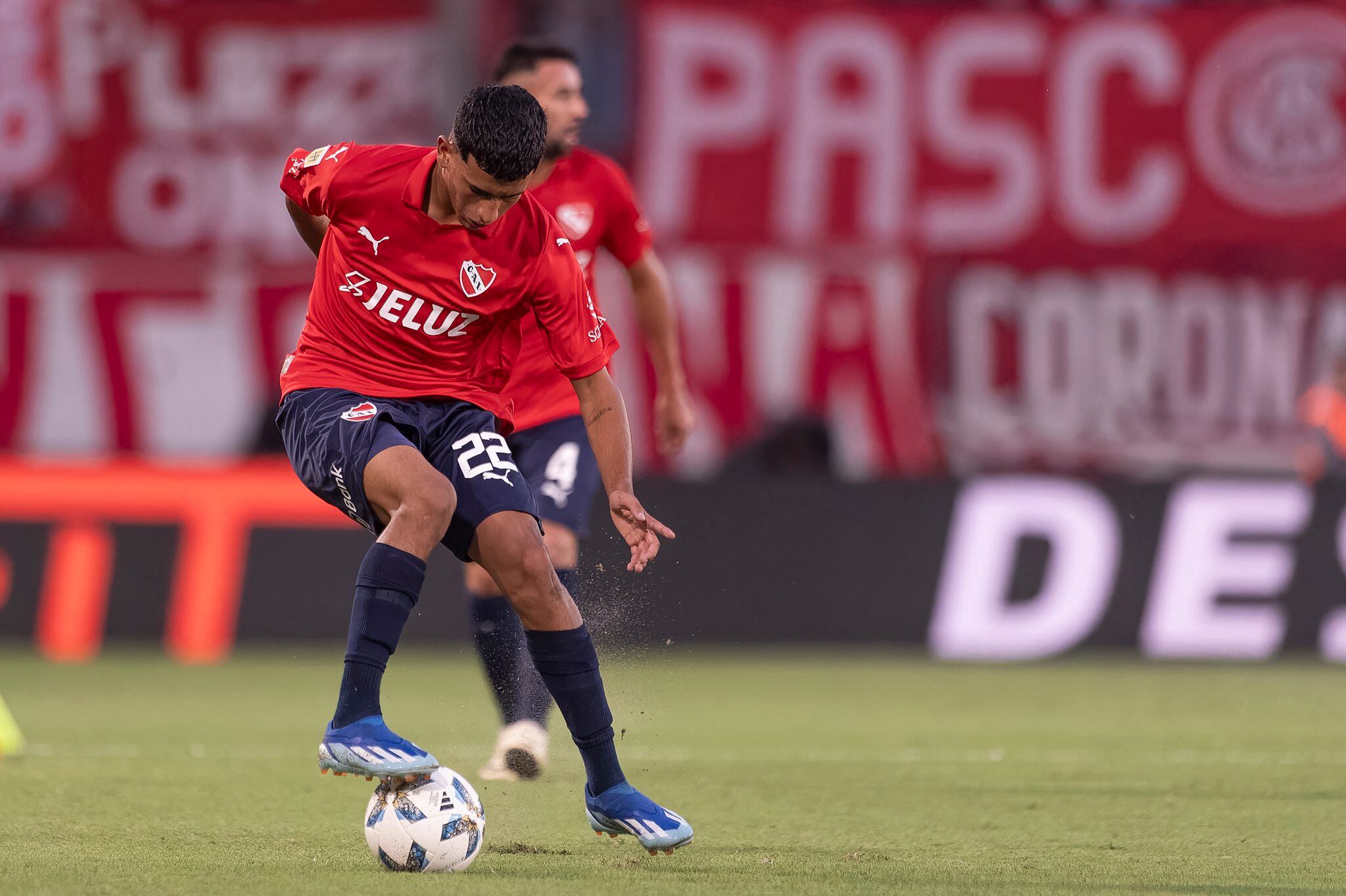 Ruiz se caracteriza por su versatilidad ofensiva, capacidad de generar peligro y visión de juego en el último tercio del campo. (X/ @Independiente)