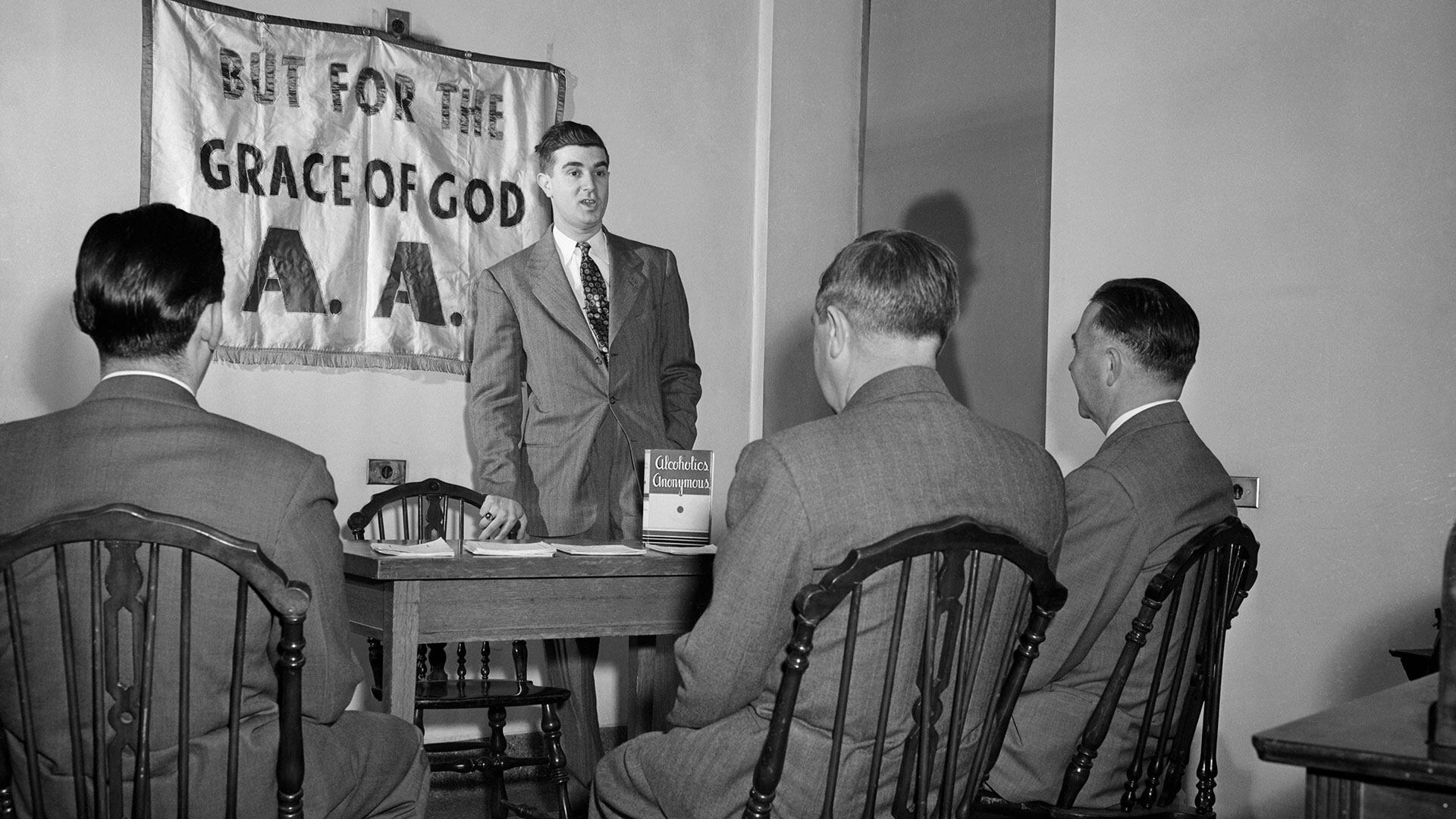 A principios de 1939 Alcohólicos Anónimos publicó la filosofía y los métodos de la organización y se dieron a conocer, por primera vez, los Doce Pasos para la recuperación que serían difundidos en todo el mundo (Bettmann)