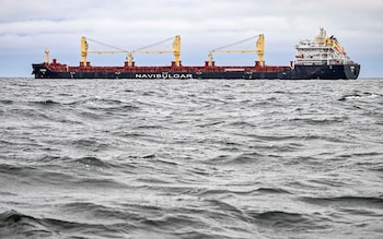 El buque de carga Vezhen, bajo incautación mientras es investigado por las autoridades suecas, anclado frente a Karlskrona, Suecia, el 27 de enero de 2025 (REUTERS/Johan Nilsson)