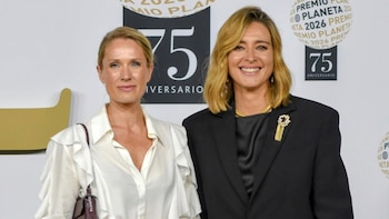 Los looks de los Premios Planeta 2026: de la original falda de Sandra Barneda al traje de terciopelo de Sonsoles Ónega