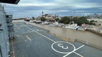 recorrida por el barco crucero portahelicópteros francés Jeanne d´Arc.