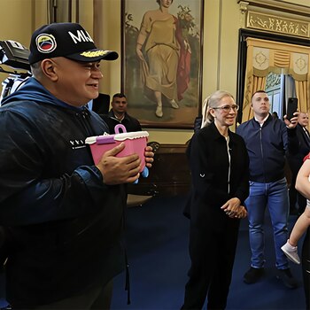 Diosdado Cabello con el juguete