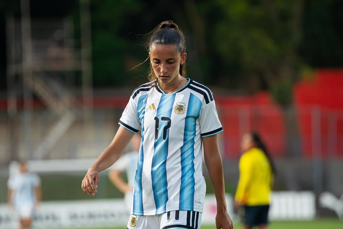 La futbolista defendió la celeste y blanca en el Sudamericano y en el Mundial Sub 20 de 2024 (@denise.garciaa__)