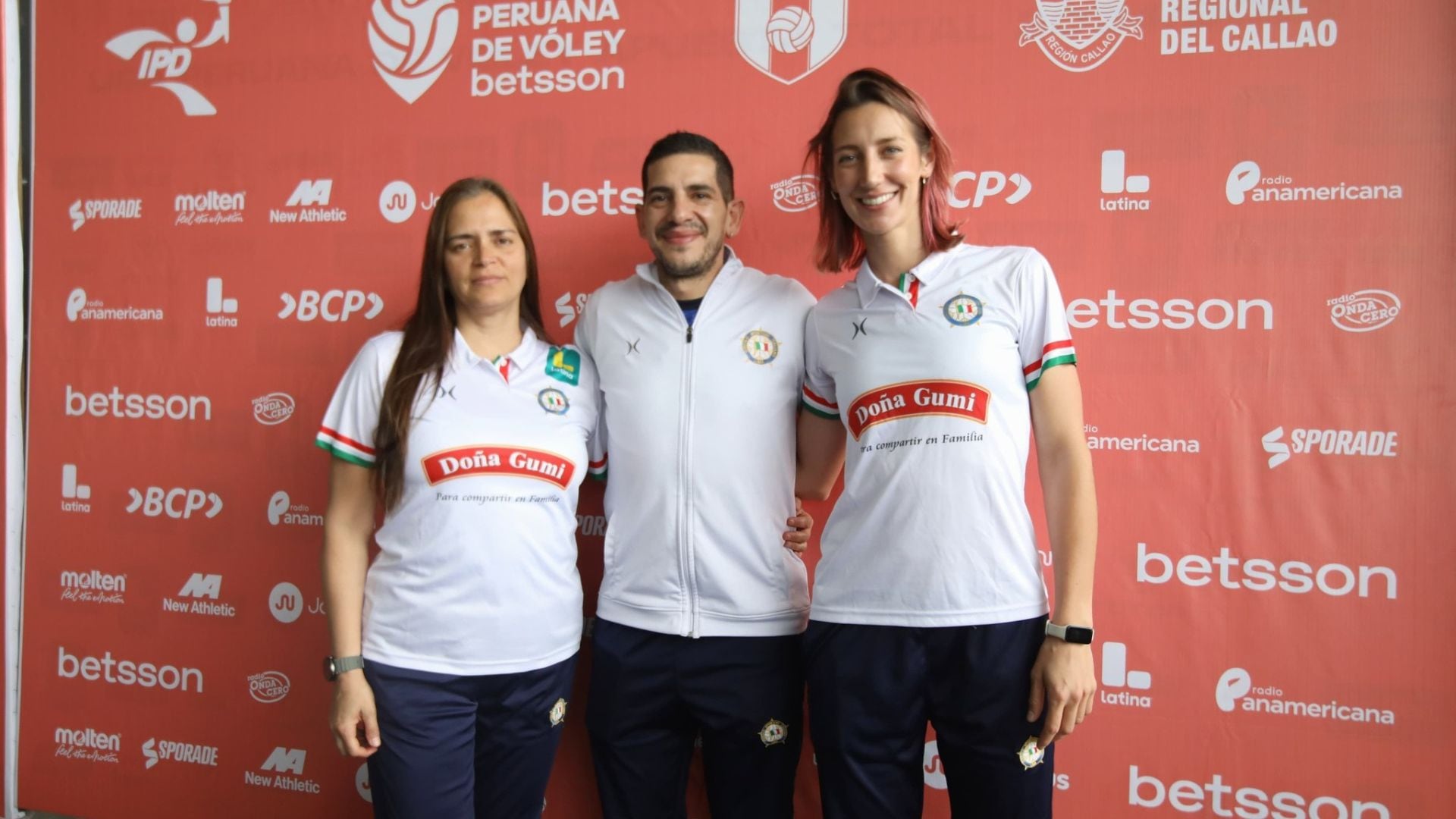 Marcos Blanco acompañado de Eugenia Nosach y Giuliana Cordano. - Crédito: Circolo Sportivo Italiano