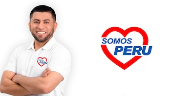 Luis Alberto Ojeda Samamé sonríe con los brazos cruzados junto al logotipo del partido Somos Perú sobre un fondo blanco