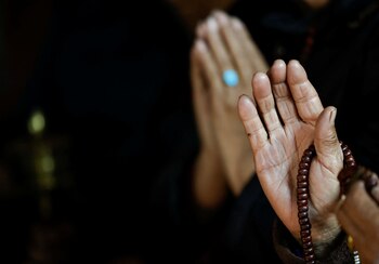 Meditación y silencio absoluto marcaban