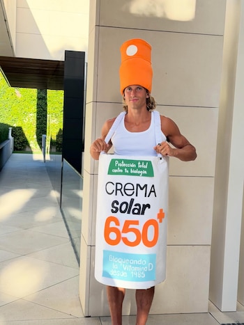 Marcos Llorente despierta la polémica disfrazándose de un bote de crema de protección solar (@marcosllorente)