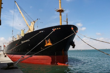 El buque de carga griego Sea Champion atracado en el puerto de Adén, Yemen, tras sobrevivir a un ataque con misiles de la milicia hutí en el mar Rojo. (REUTERS/Fawaz Salman/Archivo)
