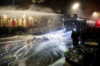 La policía utiliza un cañón