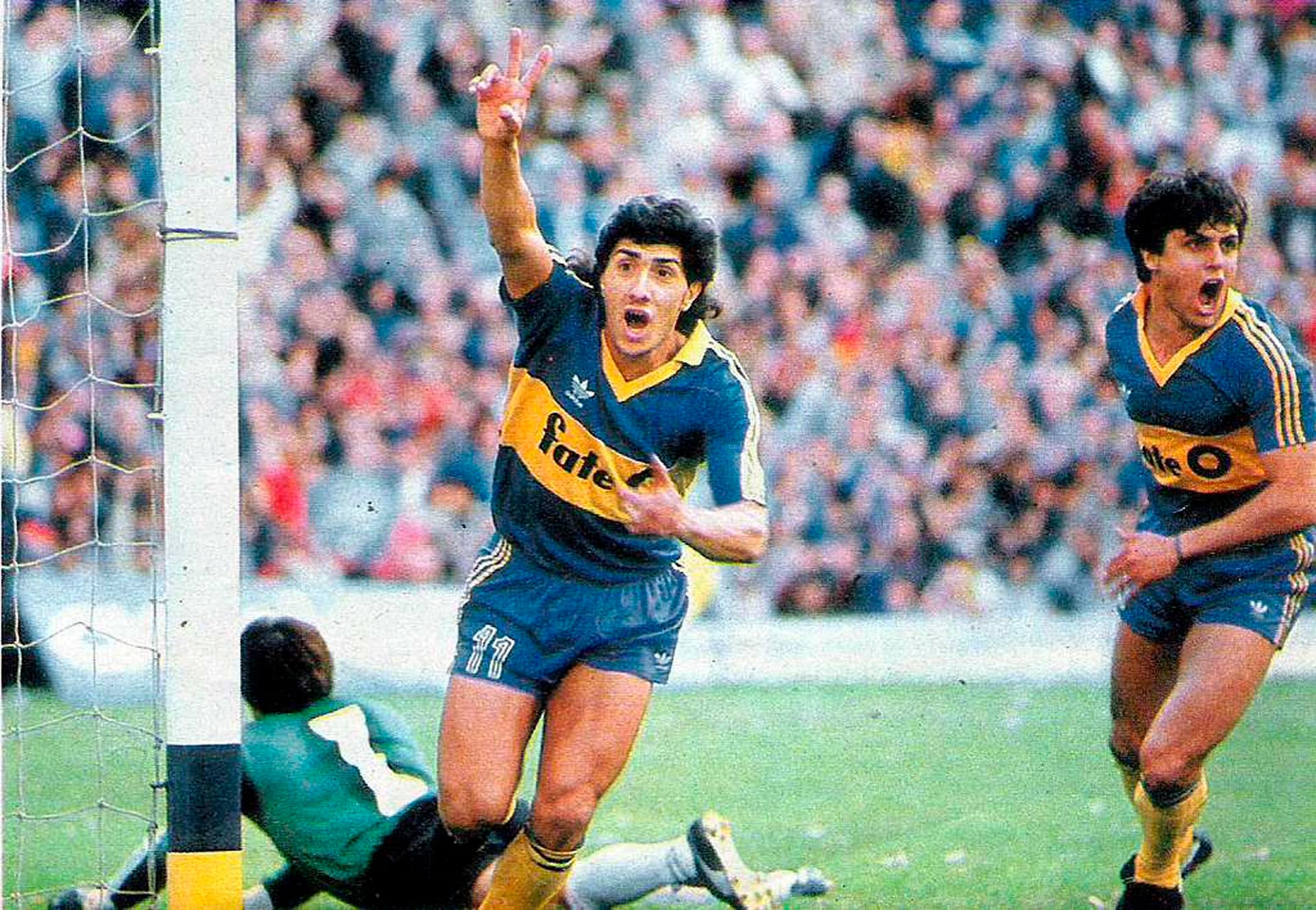 Jorge Comas, figura de Boca en la segunda parte de la década del 80, celebra un gol en La Bombonera (Picryl)