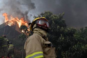 Bomberos y brigadistas de la