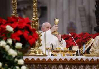 El papa Francisco celebra la