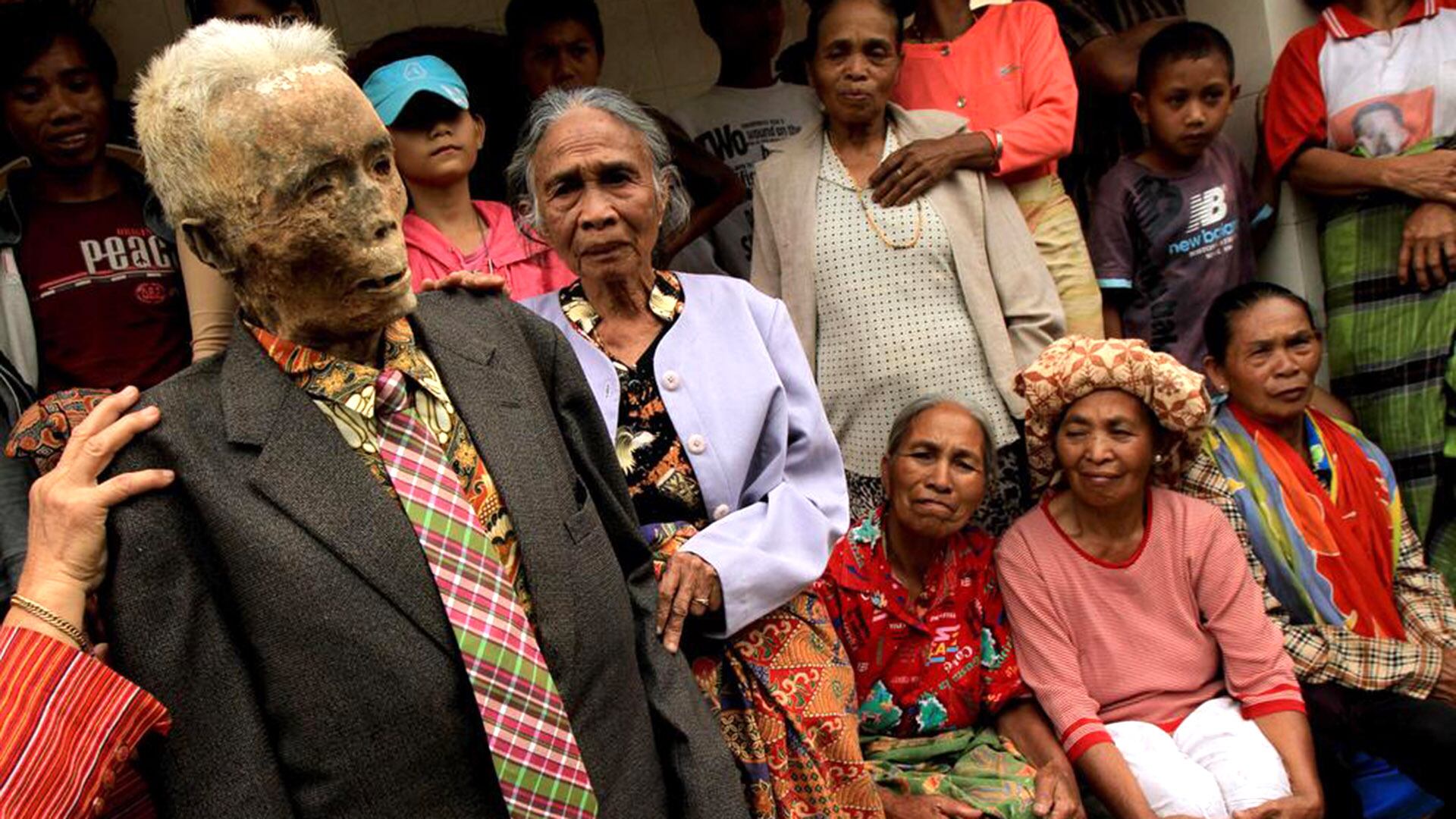 En Tana Toraja, los cuerpos de los fallecidos permanecen en casa durante meses o años, según la tradición ancestral Aluk To Dolo (AP Photo/Elang Herdian)