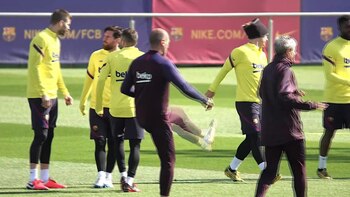 El capitán del Barcelona, Leo Messi, anunció el lunes en un comunicado que los jugadores del Barcelona aceptan bajarse el sueldo un 70% ante la situación creada por la pandemia de coronavirus, y que harán aportaciones para que el resto de empleados cobren el 100% del sueldo.