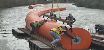 La instalación de boyas industriales