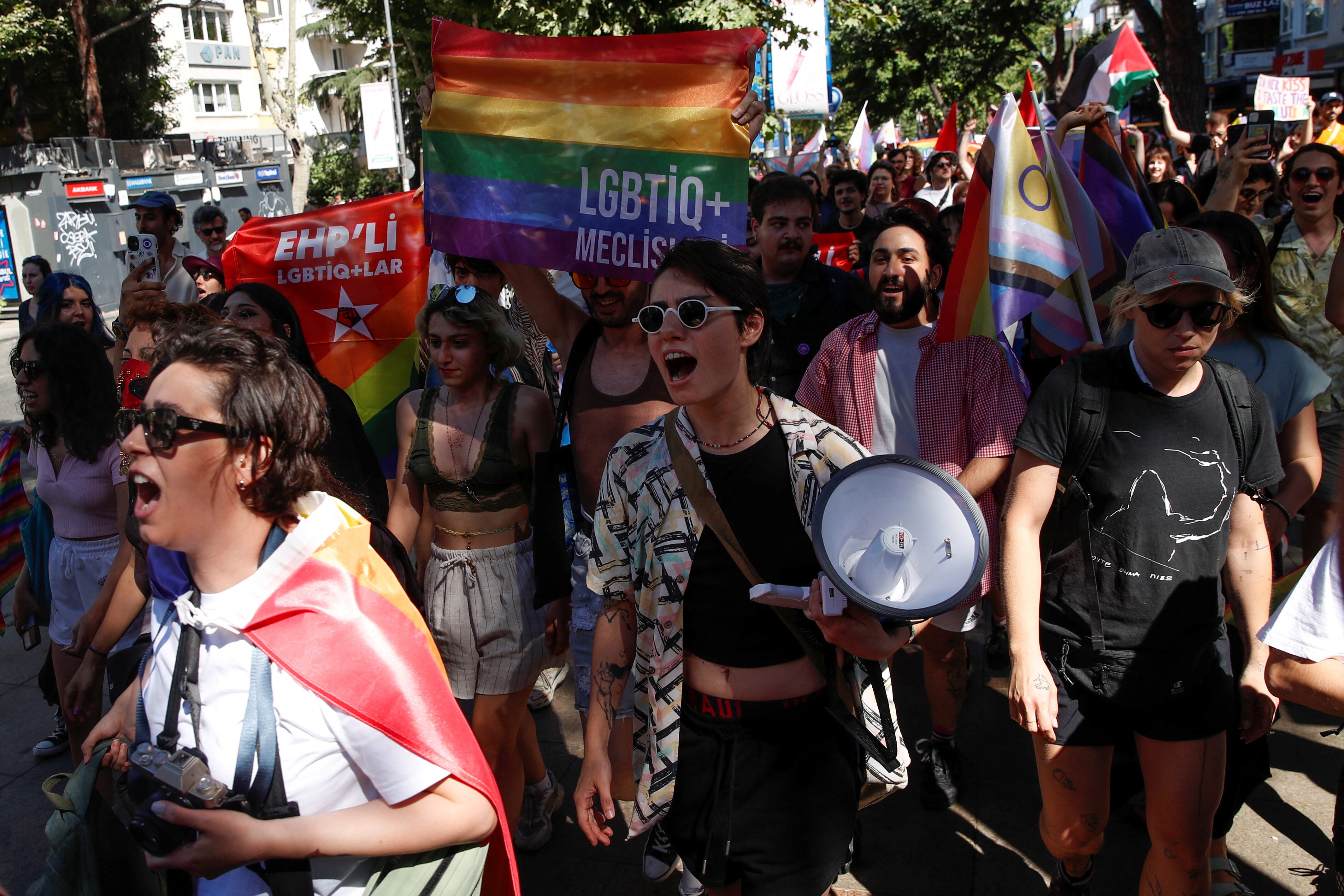La comunidad LGBTQ+ de Turquía se reúne para un desfile del Orgullo, que fue prohibido por las autoridades locales, en Estambul, Turquía, el 30 de junio de 2024 (REUTERS/Dilara Senkaya)