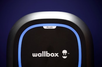 Un cargador Wallbox EV para