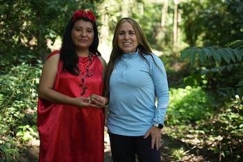 Naty Valdés, líder guaraní de Yariguarenda, y Daniela Blanco, directora editorial de Infobae, durante un recorrido por las Yungas de Yariguarenda