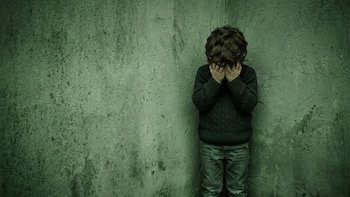 El costo de ocultar el miedo: por qué reprimir las emociones en la infancia deja secuelas en la adultez