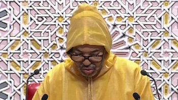 La preocupante reaparición de Mohamed VI: camina con muleta, voz ahogada y la firme sombra de su hijo Moulay Hassan