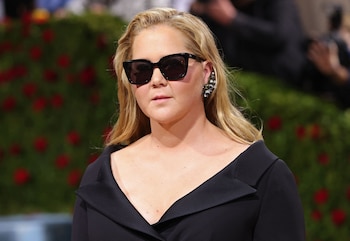 Amy Schumer tildó el Met Gala de farsa y ridiculizó la actitud de los asistentes, aunque logró volver al evento en ediciones posteriores (REUTERS/Andrew Kelly)