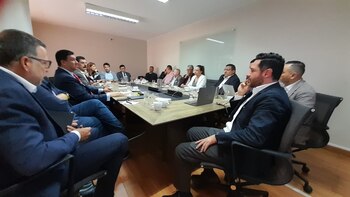 Encuentro entre comisionado de Paz