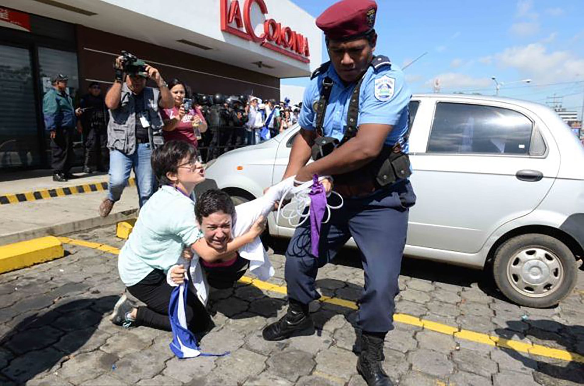 En los últimos tres meses el régimen de Daniel Ortega ha capturado a una treintena de lideres opositores. En la gráfica, Tamara Dávila, una de las detenidas en junio pasado, cuando participaba en una protesta anterior a su captura. (Foto La Prensa)
