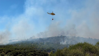 Controlado el incendio forestal en San Roque que ha dañado una vivienda y obligó a evacuar 19 familias