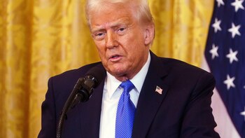 Trump modifica su denuncia contra