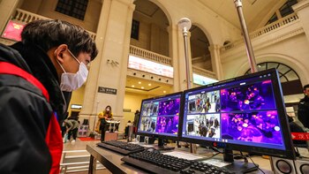 Un miembro del personal examina